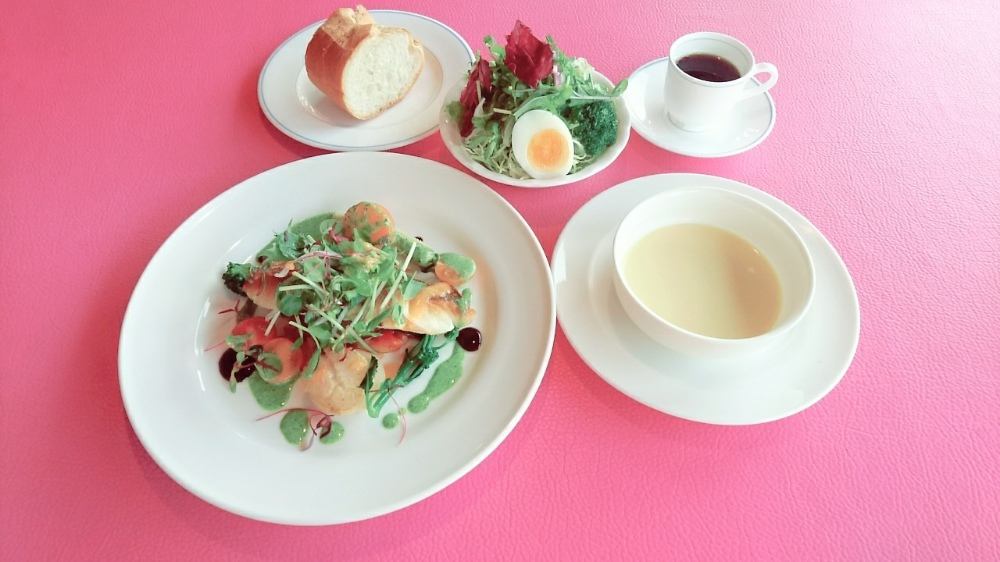 Prices start from 1,300 yen with soup, salad, and drink! Children's lunch is also available!