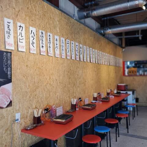 店内には、お仕事帰りやサク飲みにもぴったりなカウンター席を完備しております。おひとり様でも周りを気にせず、自分のペースでじっくりとお肉を焼けるのが魅力です。どこか懐かしい昭和の趣を感じるカジュアルな空間で、店主厳選の本格焼肉を心ゆくまでご堪能ください。普段使いの「行きつけ」にぜひおすすめです☆