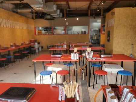 餐厅共有 58 个座位，提供宽敞的餐桌座位，也可预订用于私人聚会。虽然它位于车站附近，交通便利，但却拥有令人怀旧的氛围，会让你忘记城市的喧嚣。欢迎所有年龄段的男士和女士使用，请在各种场合使用！