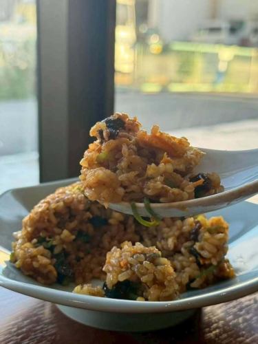 〜メニューのご紹介〜
【タンチャーハン(タレ/塩)】
生タン塩のお肉を使った、当店自慢のチャーハン!
ゴロッと入ったタンの旨味が広がる一品です。
塩味は当店オリジナル!
フジサンの特製塩ダレでいただくタンチャーハンは生タンの旨味を活かしつつ最後までさっぱりと頂けます。
お肉の〆に、是非ご賞味ください😊
本日も丹精込めた仕込みをし
皆様のご来店お待ちしております。
ご予約はお電話またはネットで承ります。
0463-75-8005
月曜定休
#大磯
#大磯焼肉
#大磯グルメ
#湘南焼肉
#焼肉フジサン