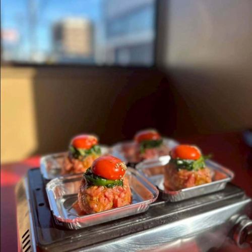 〜メニューのご紹介〜
【レア焼きユッケ】
「極上ロースを、贅沢にレア焼きで。」
サッと火を通すことで脂がとろけて、
お肉本来の甘みがグンと引き立ちます。
レアなうちに鉄板から下ろすのがコツ😊
濃厚な卵黄をたっぷり絡めて、
お口の中でとろける
最高な一口をぜひ楽しんでください!
本日も丹精込めた仕込みをし
皆様のご来店お待ちしております。
ご予約はお電話またはネットで承ります。
0463-75-8005
月曜定休
#大磯
#大磯焼肉
#大磯グルメ
#湘南焼肉
#焼肉フジサン