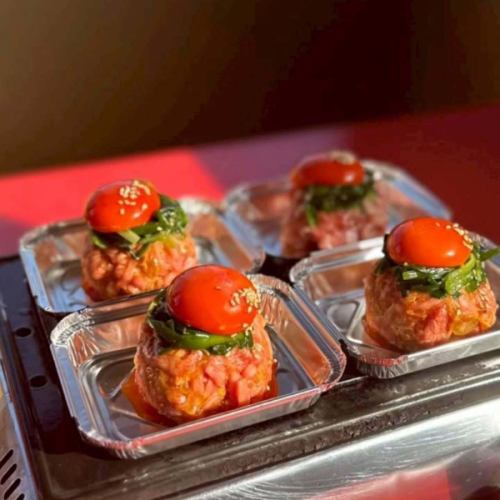 〜メニューのご紹介〜
【レア焼きユッケ】
「極上ロースを、贅沢にレア焼きで。」
サッと火を通すことで脂がとろけて、
お肉本来の甘みがグンと引き立ちます。
レアなうちに鉄板から下ろすのがコツ😊
濃厚な卵黄をたっぷり絡めて、
お口の中でとろける
最高な一口をぜひ楽しんでください!
本日も丹精込めた仕込みをし
皆様のご来店お待ちしております。
ご予約はお電話またはネットで承ります。
0463-75-8005
月曜定休
#大磯
#大磯焼肉
#大磯グルメ
#湘南焼肉
#焼肉フジサン