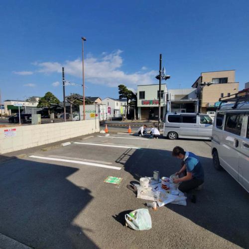 🚗停車資訊🚗
感謝您一直以來光顧本店。
我們對商店門前的停車場進行了翻新。
這裡有 3 個普通汽車和 1 個輕型汽車(迷你汽車)的停車位。
如果停車場已滿,因此造成您的不便,我們深表歉意。
請使用隔壁的投幣式停車場。 🙏
我們期待您繼續光顧烤肉藤山湘南大磯分店。 😊
我們接受電話或網路預訂。
0463-75-8005
週一休息
#Oiso
#OisoGourmet
#Oiso燒烤
#湘南烤肉
#烤肉富士山