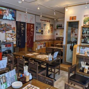 アットホームな店内で、明るくにぎやかな雰囲気が魅力♪友人とのお集まりや宴会に最適な広々テーブル席は、人数様に合わせて配置可能です◎当店名物のあぐー豚しゃぶしゃぶやまき串など、リーズナブルで絶品のお料理を堪能しながら、楽しいひとときをお過ごしください。