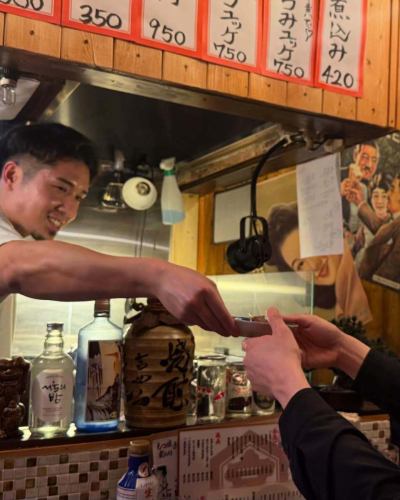 【正社員募集】

＼飲食経験不問！人柄重視！／ 
地元の常連さんに愛されるアットホームな居酒屋です♪

【仕事内容】店舗運営（接客・調理・スタッフ管理） 
【月給】260,000円〜450,000円（経験・能力による） 
【1〜3ヶ月間、研修期間あり】
【時間】16:00〜25:00（実働8時間） 
【休日】木曜定休・計月8日休み（シフト制）
夏季・冬季休暇あり

【勤務地】東京都文京区千駄木2-43-4 
外波ビル102（千駄木駅 徒歩3分）

【待遇】 
・交通費支給(上限あり)／東京食品国民保険完備 
・インセンティブ制度あり
・独立支援あり／昇給制度あり 
・無料まかないあり（人気の煮込みやもつ焼きなど様々） 
・髪型・色自由／ピアスOK／
ネイルOK（清潔感があればOK）

📞 ご応募・ご質問：03-5834-8809（担当：山本） 
📩 LINEでも受付中 → ID：motsuyaki-bob

🌟「笑顔で接客したい」「飲食に興味ある」
「いつか自分の店を持ちたい」そんな方、大歓迎！

【アルバイトも同時募集！！】

【時給】1200円〜

週2日〜OK🙆‍♂️
週末入れる方を主に募集しております！！
絶品賄い付き🍚
髪型・髪色・ピアス自由！
仲良く元気に働ける人お待ちしてます😊
社員登用制度あり(半年後以降に転換制度)

まずはお気軽に電話・LINE・DMお待ちしております‼︎

もつ焼き・煮込み　ボブ🐷
