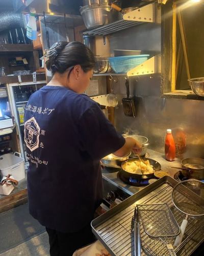 【正社員募集】

＼飲食経験不問！人柄重視！／ 
地元の常連さんに愛されるアットホームな居酒屋です♪

【仕事内容】店舗運営（接客・調理・スタッフ管理） 
【月給】260,000円〜450,000円（経験・能力による） 
【1〜3ヶ月間、研修期間あり】
【時間】16:00〜25:00（実働8時間） 
【休日】木曜定休・計月8日休み（シフト制）
夏季・冬季休暇あり

【勤務地】東京都文京区千駄木2-43-4 
外波ビル102（千駄木駅 徒歩3分）

【待遇】 
・交通費支給(上限あり)／東京食品国民保険完備 
・インセンティブ制度あり
・独立支援あり／昇給制度あり 
・無料まかないあり（人気の煮込みやもつ焼きなど様々） 
・髪型・色自由／ピアスOK／
ネイルOK（清潔感があればOK）

📞 ご応募・ご質問：03-5834-8809（担当：山本） 
📩 LINEでも受付中 → ID：motsuyaki-bob

🌟「笑顔で接客したい」「飲食に興味ある」
「いつか自分の店を持ちたい」そんな方、大歓迎！

【アルバイトも同時募集！！】

【時給】1200円〜

週2日〜OK🙆‍♂️
週末入れる方を主に募集しております！！
絶品賄い付き🍚
髪型・髪色・ピアス自由！
仲良く元気に働ける人お待ちしてます😊
社員登用制度あり(半年後以降に転換制度)

まずはお気軽に電話・LINE・DMお待ちしております‼︎

もつ焼き・煮込み　ボブ🐷