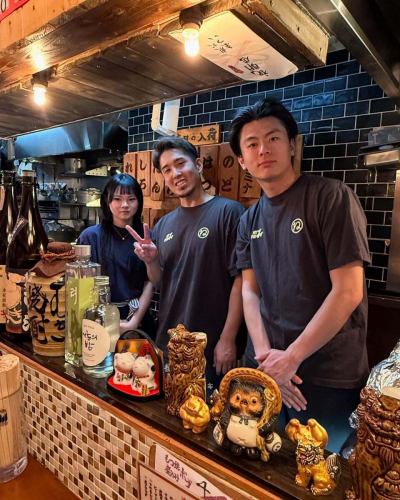 【正社員募集】

＼飲食経験不問！人柄重視！／ 
地元の常連さんに愛されるアットホームな居酒屋です♪

【仕事内容】店舗運営（接客・調理・スタッフ管理） 
【月給】260,000円〜450,000円（経験・能力による） 
【1〜3ヶ月間、研修期間あり】
【時間】16:00〜25:00（実働8時間） 
【休日】木曜定休・計月8日休み（シフト制）
夏季・冬季休暇あり

【勤務地】東京都文京区千駄木2-43-4 
外波ビル102（千駄木駅 徒歩3分）

【待遇】 
・交通費支給(上限あり)／東京食品国民保険完備 
・インセンティブ制度あり
・独立支援あり／昇給制度あり 
・無料まかないあり（人気の煮込みやもつ焼きなど様々） 
・髪型・色自由／ピアスOK／
ネイルOK（清潔感があればOK）

📞 ご応募・ご質問：03-5834-8809（担当：山本） 
📩 LINEでも受付中 → ID：motsuyaki-bob

🌟「笑顔で接客したい」「飲食に興味ある」
「いつか自分の店を持ちたい」そんな方、大歓迎！

【アルバイトも同時募集！！】

【時給】1200円〜

週2日〜OK🙆‍♂️
週末入れる方を主に募集しております！！
絶品賄い付き🍚
髪型・髪色・ピアス自由！
仲良く元気に働ける人お待ちしてます😊
社員登用制度あり(半年後以降に転換制度)

まずはお気軽に電話・LINE・DMお待ちしております‼︎

もつ焼き・煮込み　ボブ🐷