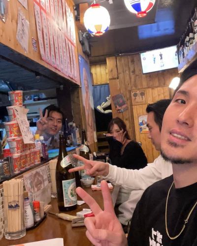 【正社員募集】

＼飲食経験不問！人柄重視！／ 
地元の常連さんに愛されるアットホームな居酒屋です♪

【仕事内容】店舗運営（接客・調理・スタッフ管理） 
【月給】260,000円〜450,000円（経験・能力による） 
【1〜3ヶ月間、研修期間あり】
【時間】16:00〜25:00（実働8時間） 
【休日】木曜定休・計月8日休み（シフト制）
夏季・冬季休暇あり

【勤務地】東京都文京区千駄木2-43-4 
外波ビル102（千駄木駅 徒歩3分）

【待遇】 
・交通費支給(上限あり)／東京食品国民保険完備 
・インセンティブ制度あり
・独立支援あり／昇給制度あり 
・無料まかないあり（人気の煮込みやもつ焼きなど様々） 
・髪型・色自由／ピアスOK／
ネイルOK（清潔感があればOK）

📞 ご応募・ご質問：03-5834-8809（担当：山本） 
📩 LINEでも受付中 → ID：motsuyaki-bob

🌟「笑顔で接客したい」「飲食に興味ある」
「いつか自分の店を持ちたい」そんな方、大歓迎！

【アルバイトも同時募集！！】

【時給】1200円〜

週2日〜OK🙆‍♂️
週末入れる方を主に募集しております！！
絶品賄い付き🍚
髪型・髪色・ピアス自由！
仲良く元気に働ける人お待ちしてます😊
社員登用制度あり(半年後以降に転換制度)

まずはお気軽に電話・LINE・DMお待ちしております‼︎

もつ焼き・煮込み　ボブ🐷