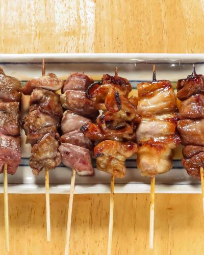 【正社員募集】

＼飲食経験不問！人柄重視！／ 
地元の常連さんに愛されるアットホームな居酒屋です♪

【仕事内容】店舗運営（接客・調理・スタッフ管理） 
【月給】260,000円〜450,000円（経験・能力による） 
【1〜3ヶ月間、研修期間あり】
【時間】16:00〜25:00（実働8時間） 
【休日】木曜定休・計月8日休み（シフト制）
夏季・冬季休暇あり

【勤務地】東京都文京区千駄木2-43-4 
外波ビル102（千駄木駅 徒歩3分）

【待遇】 
・交通費支給(上限あり)／東京食品国民保険完備 
・インセンティブ制度あり
・独立支援あり／昇給制度あり 
・無料まかないあり（人気の煮込みやもつ焼きなど様々） 
・髪型・色自由／ピアスOK／
ネイルOK（清潔感があればOK）

📞 ご応募・ご質問：03-5834-8809（担当：山本） 
📩 LINEでも受付中 → ID：motsuyaki-bob

🌟「笑顔で接客したい」「飲食に興味ある」
「いつか自分の店を持ちたい」そんな方、大歓迎！

【アルバイトも同時募集！！】

【時給】1200円〜

週2日〜OK🙆‍♂️
週末入れる方を主に募集しております！！
絶品賄い付き🍚
髪型・髪色・ピアス自由！
仲良く元気に働ける人お待ちしてます😊
社員登用制度あり(半年後以降に転換制度)

まずはお気軽に電話・LINE・DMお待ちしております‼︎

もつ焼き・煮込み　ボブ🐷