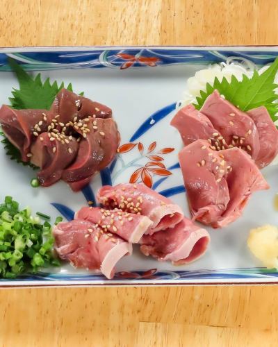 【正社員募集】

＼飲食経験不問！人柄重視！／ 
地元の常連さんに愛されるアットホームな居酒屋です♪

【仕事内容】店舗運営（接客・調理・スタッフ管理） 
【月給】260,000円〜450,000円（経験・能力による） 
【1〜3ヶ月間、研修期間あり】
【時間】16:00〜25:00（実働8時間） 
【休日】木曜定休・計月8日休み（シフト制）
夏季・冬季休暇あり

【勤務地】東京都文京区千駄木2-43-4 
外波ビル102（千駄木駅 徒歩3分）

【待遇】 
・交通費支給(上限あり)／東京食品国民保険完備 
・インセンティブ制度あり
・独立支援あり／昇給制度あり 
・無料まかないあり（人気の煮込みやもつ焼きなど様々） 
・髪型・色自由／ピアスOK／
ネイルOK（清潔感があればOK）

📞 ご応募・ご質問：03-5834-8809（担当：山本） 
📩 LINEでも受付中 → ID：motsuyaki-bob

🌟「笑顔で接客したい」「飲食に興味ある」
「いつか自分の店を持ちたい」そんな方、大歓迎！

【アルバイトも同時募集！！】

【時給】1200円〜

週2日〜OK🙆‍♂️
週末入れる方を主に募集しております！！
絶品賄い付き🍚
髪型・髪色・ピアス自由！
仲良く元気に働ける人お待ちしてます😊
社員登用制度あり(半年後以降に転換制度)

まずはお気軽に電話・LINE・DMお待ちしております‼︎

もつ焼き・煮込み　ボブ🐷