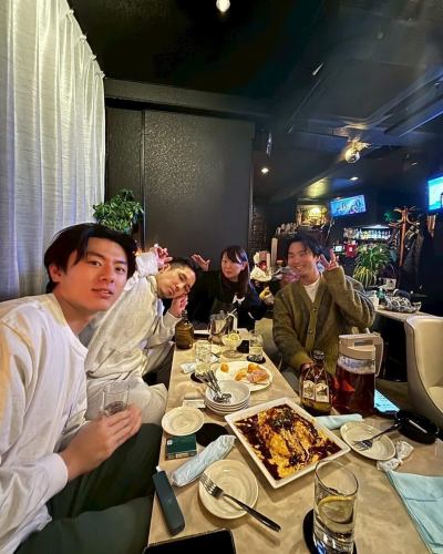 【正社員募集】

＼飲食経験不問！人柄重視！／ 
地元の常連さんに愛されるアットホームな居酒屋です♪

【仕事内容】店舗運営（接客・調理・スタッフ管理） 
【月給】260,000円〜450,000円（経験・能力による） 
【1〜3ヶ月間、研修期間あり】
【時間】16:00〜25:00（実働8時間） 
【休日】木曜定休・計月8日休み（シフト制）
夏季・冬季休暇あり

【勤務地】東京都文京区千駄木2-43-4 
外波ビル102（千駄木駅 徒歩3分）

【待遇】 
・交通費支給(上限あり)／東京食品国民保険完備 
・インセンティブ制度あり
・独立支援あり／昇給制度あり 
・無料まかないあり（人気の煮込みやもつ焼きなど様々） 
・髪型・色自由／ピアスOK／
ネイルOK（清潔感があればOK）

📞 ご応募・ご質問：03-5834-8809（担当：山本） 
📩 LINEでも受付中 → ID：motsuyaki-bob

🌟「笑顔で接客したい」「飲食に興味ある」
「いつか自分の店を持ちたい」そんな方、大歓迎！

【アルバイトも同時募集！！】

【時給】1200円〜

週2日〜OK🙆‍♂️
週末入れる方を主に募集しております！！
絶品賄い付き🍚
髪型・髪色・ピアス自由！
仲良く元気に働ける人お待ちしてます😊
社員登用制度あり(半年後以降に転換制度)

まずはお気軽に電話・LINE・DMお待ちしております‼︎

もつ焼き・煮込み　ボブ🐷