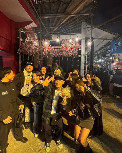 【正社員募集】

＼飲食経験不問！人柄重視！／ 
地元の常連さんに愛されるアットホームな居酒屋です♪

【仕事内容】店舗運営（接客・調理・スタッフ管理） 
【月給】260,000円〜450,000円（経験・能力による） 
【1〜3ヶ月間、研修期間あり】
【時間】16:00〜25:00（実働8時間） 
【休日】木曜定休・計月8日休み（シフト制）
夏季・冬季休暇あり

【勤務地】東京都文京区千駄木2-43-4 
外波ビル102（千駄木駅 徒歩3分）

【待遇】 
・交通費支給(上限あり)／東京食品国民保険完備 
・インセンティブ制度あり
・独立支援あり／昇給制度あり 
・無料まかないあり（人気の煮込みやもつ焼きなど様々） 
・髪型・色自由／ピアスOK／
ネイルOK（清潔感があればOK）

📞 ご応募・ご質問：03-5834-8809（担当：山本） 
📩 LINEでも受付中 → ID：motsuyaki-bob

🌟「笑顔で接客したい」「飲食に興味ある」
「いつか自分の店を持ちたい」そんな方、大歓迎！

【アルバイトも同時募集！！】

【時給】1200円〜

週2日〜OK🙆‍♂️
週末入れる方を主に募集しております！！
絶品賄い付き🍚
髪型・髪色・ピアス自由！
仲良く元気に働ける人お待ちしてます😊
社員登用制度あり(半年後以降に転換制度)

まずはお気軽に電話・LINE・DMお待ちしております‼︎

もつ焼き・煮込み　ボブ🐷
