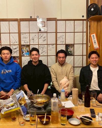 【正社員募集】

＼飲食経験不問！人柄重視！／ 
地元の常連さんに愛されるアットホームな居酒屋です♪

【仕事内容】店舗運営（接客・調理・スタッフ管理） 
【月給】260,000円〜450,000円（経験・能力による） 
【1〜3ヶ月間、研修期間あり】
【時間】16:00〜25:00（実働8時間） 
【休日】木曜定休・計月8日休み（シフト制）
夏季・冬季休暇あり

【勤務地】東京都文京区千駄木2-43-4 
外波ビル102（千駄木駅 徒歩3分）

【待遇】 
・交通費支給(上限あり)／東京食品国民保険完備 
・インセンティブ制度あり
・独立支援あり／昇給制度あり 
・無料まかないあり（人気の煮込みやもつ焼きなど様々） 
・髪型・色自由／ピアスOK／
ネイルOK（清潔感があればOK）

📞 ご応募・ご質問：03-5834-8809（担当：山本） 
📩 LINEでも受付中 → ID：motsuyaki-bob

🌟「笑顔で接客したい」「飲食に興味ある」
「いつか自分の店を持ちたい」そんな方、大歓迎！

【アルバイトも同時募集！！】

【時給】1200円〜

週2日〜OK🙆‍♂️
週末入れる方を主に募集しております！！
絶品賄い付き🍚
髪型・髪色・ピアス自由！
仲良く元気に働ける人お待ちしてます😊
社員登用制度あり(半年後以降に転換制度)

まずはお気軽に電話・LINE・DMお待ちしております‼︎

もつ焼き・煮込み　ボブ🐷
