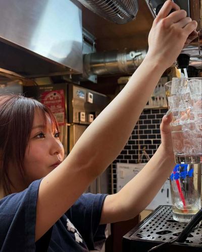 【正社員募集】

＼飲食経験不問！人柄重視！／ 
地元の常連さんに愛されるアットホームな居酒屋です♪

【仕事内容】店舗運営（接客・調理・スタッフ管理） 
【月給】260,000円〜450,000円（経験・能力による） 
【1〜3ヶ月間、研修期間あり】
【時間】16:00〜25:00（実働8時間） 
【休日】木曜定休・計月8日休み（シフト制）
夏季・冬季休暇あり

【勤務地】東京都文京区千駄木2-43-4 
外波ビル102（千駄木駅 徒歩3分）

【待遇】 
・交通費支給(上限あり)／東京食品国民保険完備 
・インセンティブ制度あり
・独立支援あり／昇給制度あり 
・無料まかないあり（人気の煮込みやもつ焼きなど様々） 
・髪型・色自由／ピアスOK／
ネイルOK（清潔感があればOK）

📞 ご応募・ご質問：03-5834-8809（担当：山本） 
📩 LINEでも受付中 → ID：motsuyaki-bob

🌟「笑顔で接客したい」「飲食に興味ある」
「いつか自分の店を持ちたい」そんな方、大歓迎！

【アルバイトも同時募集！！】

【時給】1200円〜

週2日〜OK🙆‍♂️
週末入れる方を主に募集しております！！
絶品賄い付き🍚
髪型・髪色・ピアス自由！
仲良く元気に働ける人お待ちしてます😊
社員登用制度あり(半年後以降に転換制度)

まずはお気軽に電話・LINE・DMお待ちしております‼︎

もつ焼き・煮込み　ボブ🐷