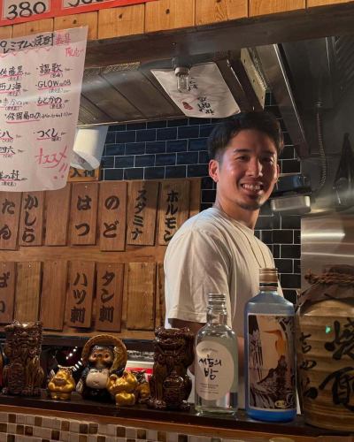 【正社員募集】

＼飲食経験不問！人柄重視！／ 
地元の常連さんに愛されるアットホームな居酒屋です♪

【仕事内容】店舗運営（接客・調理・スタッフ管理） 
【月給】260,000円〜450,000円（経験・能力による） 
【1〜3ヶ月間、研修期間あり】
【時間】16:00〜25:00（実働8時間） 
【休日】木曜定休・計月8日休み（シフト制）
夏季・冬季休暇あり

【勤務地】東京都文京区千駄木2-43-4 
外波ビル102（千駄木駅 徒歩3分）

【待遇】 
・交通費支給(上限あり)／東京食品国民保険完備 
・インセンティブ制度あり
・独立支援あり／昇給制度あり 
・無料まかないあり（人気の煮込みやもつ焼きなど様々） 
・髪型・色自由／ピアスOK／
ネイルOK（清潔感があればOK）

📞 ご応募・ご質問：03-5834-8809（担当：山本） 
📩 LINEでも受付中 → ID：motsuyaki-bob

🌟「笑顔で接客したい」「飲食に興味ある」
「いつか自分の店を持ちたい」そんな方、大歓迎！

【アルバイトも同時募集！！】

【時給】1200円〜

週2日〜OK🙆‍♂️
週末入れる方を主に募集しております！！
絶品賄い付き🍚
髪型・髪色・ピアス自由！
仲良く元気に働ける人お待ちしてます😊
社員登用制度あり(半年後以降に転換制度)

まずはお気軽に電話・LINE・DMお待ちしております‼︎

もつ焼き・煮込み　ボブ🐷