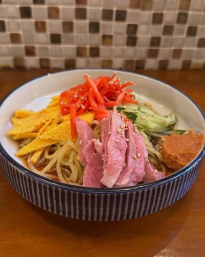 【冷やし中華はじめました】

もつ焼き屋特製、冷やし中華〜はーじーめました！！
低温調理した新鮮な肉刺しを添えて、
夏季限定の冷やし中華、締めの新定番にどうぞっ！！

—————————
🐷もつ焼き・煮込みボブ🐷

芝浦直送の新鮮な豚肉が自慢！！
みんなでわいわい飲める下町の居酒屋です🏮

店主自慢のもつ焼きともつ煮はもちろん、
日替わりメニューまで盛りだくさん！
存分に堪能していってください🍺

ご予約はお電話で受け付けております📞

🐖お店情報🐖
🏠東京都文京区千駄木2-43-3外波ビル102
☎️03-5834-8809
🚃千駄木駅1番出口から徒歩3分
⏰17:00〜25:00（L.O.24:00）
木曜定定休日
-————————

#もつ焼き煮込みボブ
#ボブ
#ボブイキタイ
#谷根千グルメ
#もつ焼き
#やきとん
#肉刺
#煮込み
#東京グルメ
#大衆酒場
#根津神社
#千駄木もつ焼き