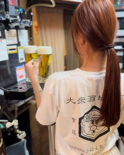 【正社員募集】

＼飲食経験不問！人柄重視！／ 
地元の常連さんに愛されるアットホームな居酒屋です♪

【仕事内容】店舗運営（接客・調理・スタッフ管理） 
【月給】260,000円〜450,000円（経験・能力による） 
【1〜3ヶ月間、研修期間あり】
【時間】16:00〜25:00（実働8時間） 
【休日】木曜定休・計月8日休み（シフト制）
夏季・冬季休暇あり

【勤務地】東京都文京区千駄木2-43-4 
外波ビル102（千駄木駅 徒歩3分）

【待遇】 
・交通費支給(上限あり)／東京食品国民保険完備 
・インセンティブ制度あり
・独立支援あり／昇給制度あり 
・無料まかないあり（人気の煮込みやもつ焼きなど様々） 
・髪型・色自由／ピアスOK／
ネイルOK（清潔感があればOK）

📞 ご応募・ご質問：03-5834-8809（担当：山本） 
📩 LINEでも受付中 → ID：motsuyaki-bob

🌟「笑顔で接客したい」「飲食に興味ある」
「いつか自分の店を持ちたい」そんな方、大歓迎！

【アルバイトも同時募集！！】

【時給】1200円〜

週2日〜OK🙆‍♂️
週末入れる方を主に募集しております！！
絶品賄い付き🍚
髪型・髪色・ピアス自由！
仲良く元気に働ける人お待ちしてます😊
社員登用制度あり(半年後以降に転換制度)

まずはお気軽に電話・LINE・DMお待ちしております‼︎

もつ焼き・煮込み　ボブ🐷