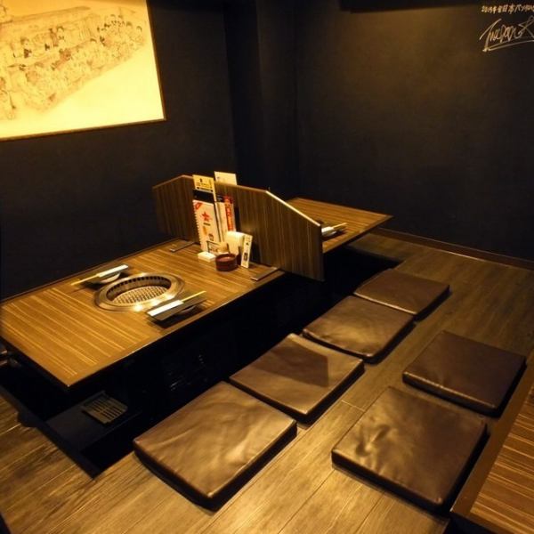 时尚的室内设计营造出一种成熟的氛围。这里有很多可容纳四人的桌子，因此非常适合 2 至 4 人的团体。这家餐厅非常适合工作日午餐、下班后犒劳自己，或者与家人一起用餐！