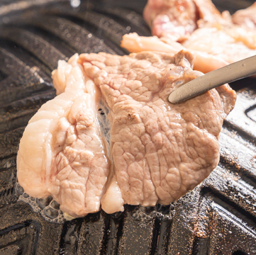 ラム肉は漬け込みせずそのままご提供。
