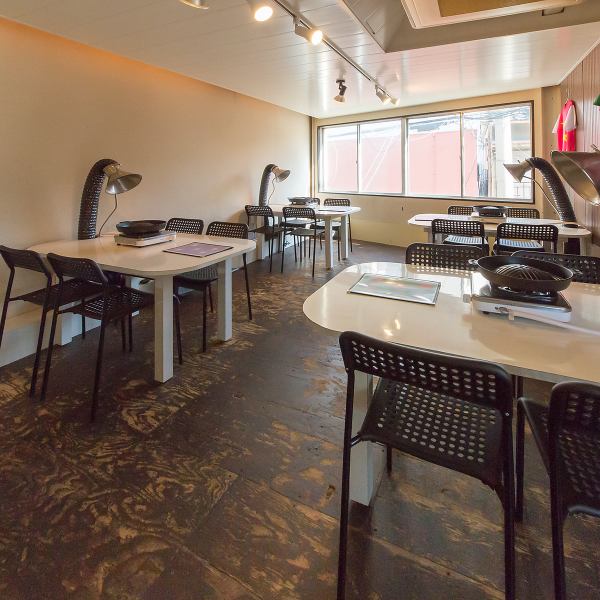 ≪席数≫店内はテーブル席4卓、最大22席まで対応可。少人数の食事から貸切の宴会まで柔軟に対応可能です。全席喫煙可で、無料Wi-Fiも完備。仲間内での集まりや2次会利用にもぴったり。落ち着いた空間で、ラム料理を囲むひとときを楽しめます 