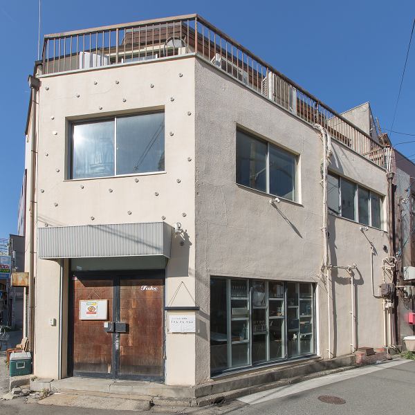 ≪アクセス≫堺東駅から徒歩約5分、銀座通り商店街を抜けた先の「FAKE」内2階に位置する隠れ家的な店舗。駅近ながら静かな立地で、初めてでも入りやすい雰囲気が魅力です。バーの奥にある階段を上がると、ジンギスカンの香ばしい香りが広がる空間が待っています。地元客にも愛される、知る人ぞ知るラム料理の名店です