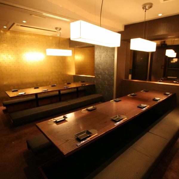 【個室完備】 ご宴会は『楽蔵　新宿東口店』にお任せください！大人数様向けの大型個室では、ゆったりとした楽しいひと時をお過ごしいただけます。中小規模のお食事にピッタリの個室もご用意しているので、ご家族でのご利用や仲間内の飲み会にも。