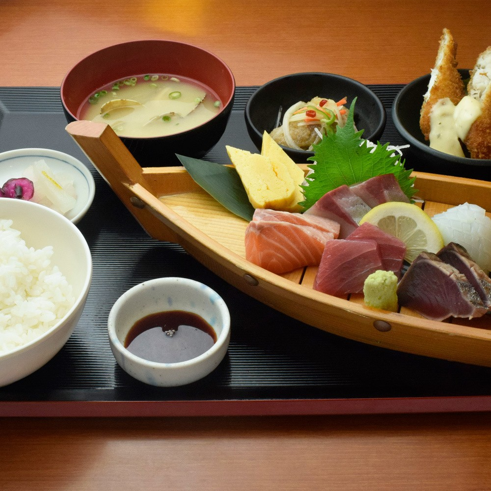 刺し身定食や天ぷら定食、特選海鮮丼などランチも大満足☆