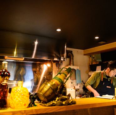 千歳市幸町の一角に佇む「黒ひげKITCHEN516」。外装のシックな黒色とは裏腹に、店内は電球色のライトで温かみのある落ち着いた雰囲気を演出。最大35名様までの貸切＆ダーツも完備していますので、大人数でのご宴会やパーティーにもぜひご利用くださいませ！