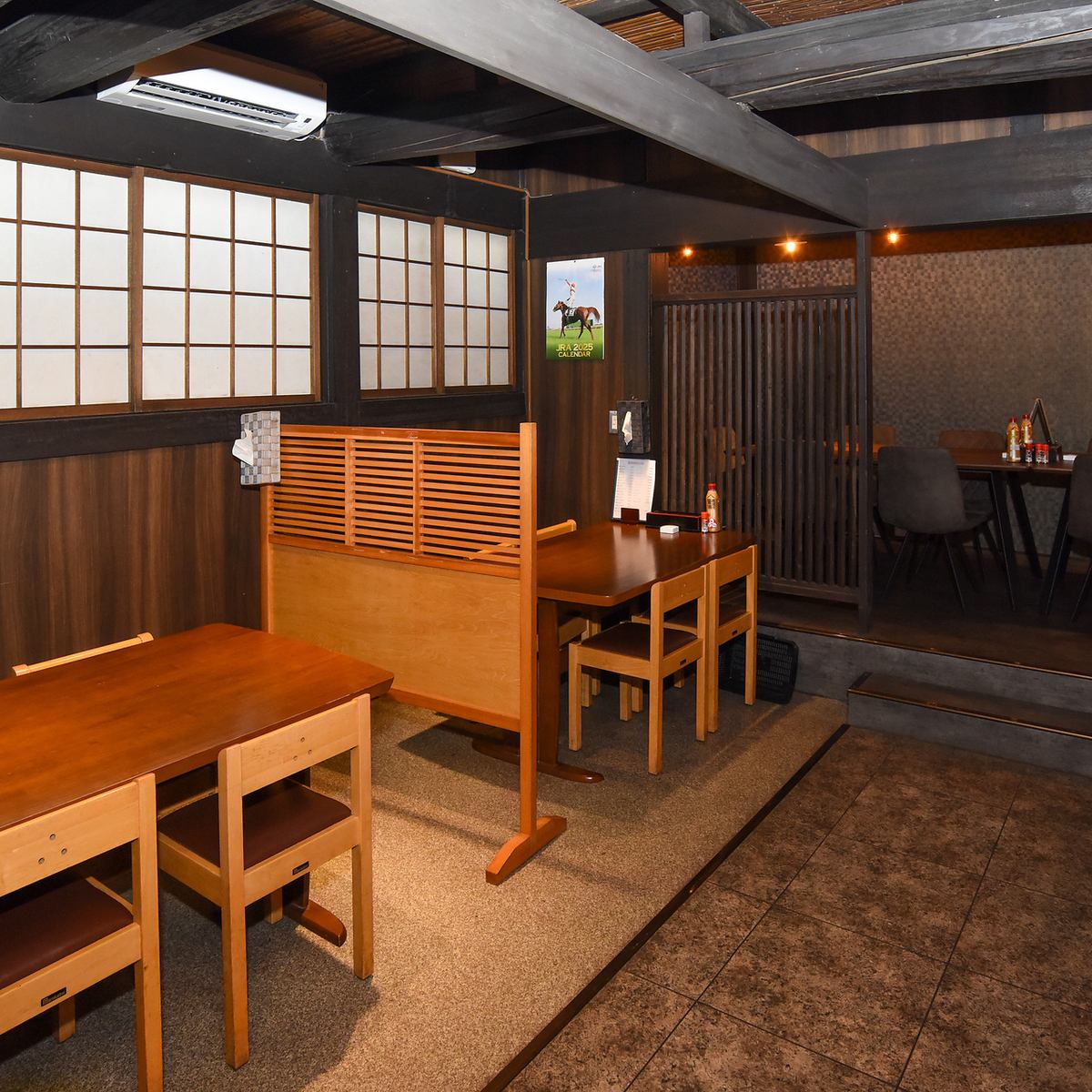 歴史の重みを感じる、大人の空間がお食事を彩ります。