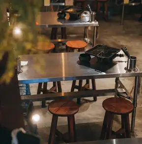 3명 테이블을 1석 준비하고 있습니다.