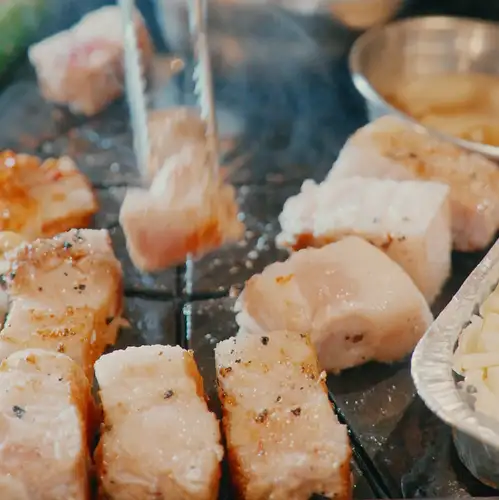 厚切りサムギョプサルと韓国鍋を楽しむこだわり