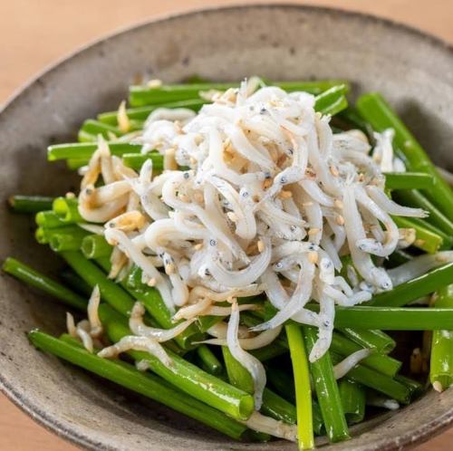 Whitebait covered with spring onions