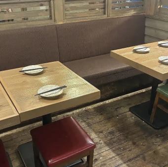 [Table Seating / 20 Seats Total] Enjoy a lively time with colleagues or friends while soaking up the vibrant atmosphere! Table seating, where you don't need to take off your shoes, is perfect for casual get-togethers.Enjoy the lively atmosphere of the store right inside the entrance while having fun with your friends.