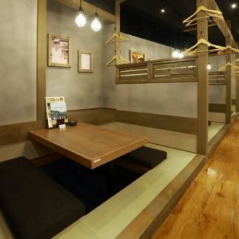 [Sunken Kotatsu Box Seating / 4 people x 3] Relax and enjoy a peaceful time with your usual friends.When I'm getting together with close friends for drinks, or when I need to talk to a friend about something, I always feel most comfortable sitting in a sunken kotatsu (heated table with a footwell).Our box seats, which can accommodate up to four people, offer a comfortable and private space.Many customers end up staying longer than they intended.