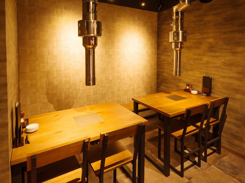 It is a semi-private room away, and the seats are like a hideaway, so it is recommended for dates, dinners, entertainment, etc.Semi-private rooms are available for 2-4 people, 6 people, and 8 people.
