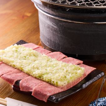 Enjoy both the specialty yakiniku and the three major offal dishes in the "Offal Yakiniku Course"