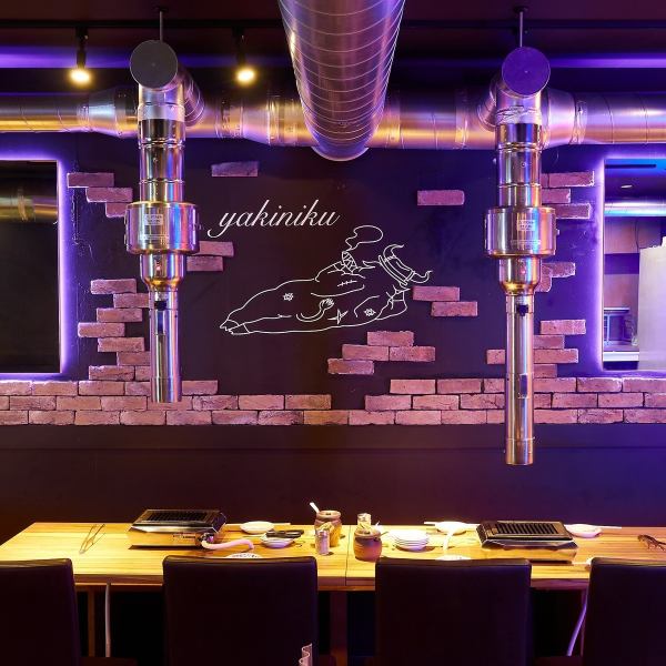 [For yakiniku dates] Counter seats that are perfect for dates ♪ Fences, colorful fluorescence and neon shine ♪ All you can take pictures that shine against the wall ♪ You can also have a date at the counter seats! Enjoy delicious meat side by side please