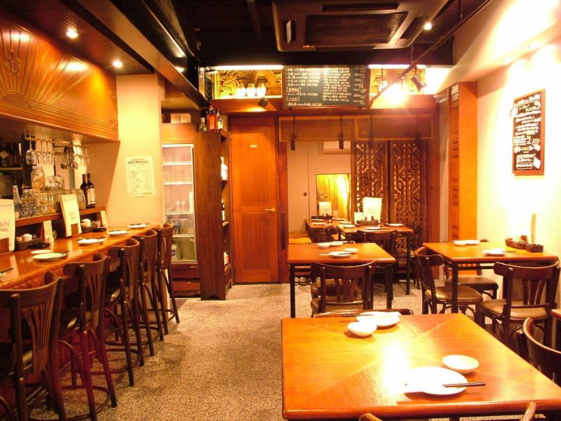 At the counter seats and table seats, you can enjoy the delicious sound and smell of grilled dumplings.