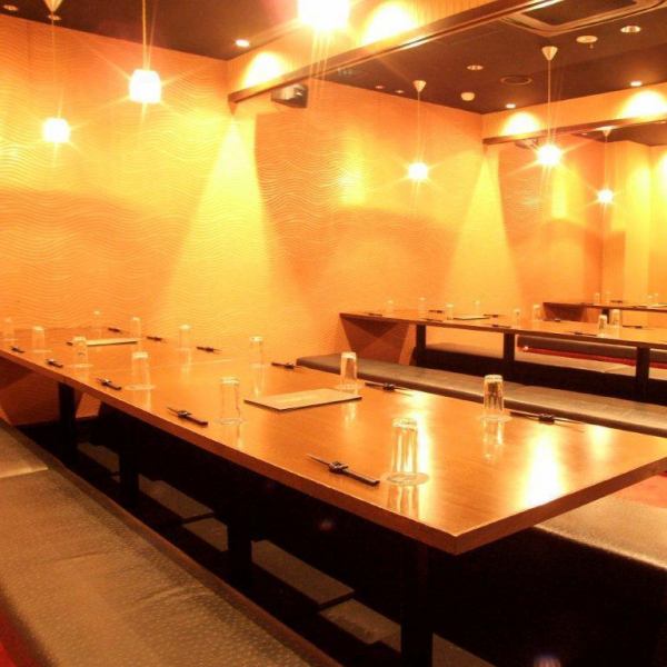 【個室完備】 ご宴会は『楽蔵　名古屋伏見店』にお任せください！大人数様向けの大型個室では、ゆったりとした楽しいひと時をお過ごしいただけます。中小規模のお食事にピッタリの個室もご用意しているので、ご家族でのご利用や仲間内の飲み会にも。