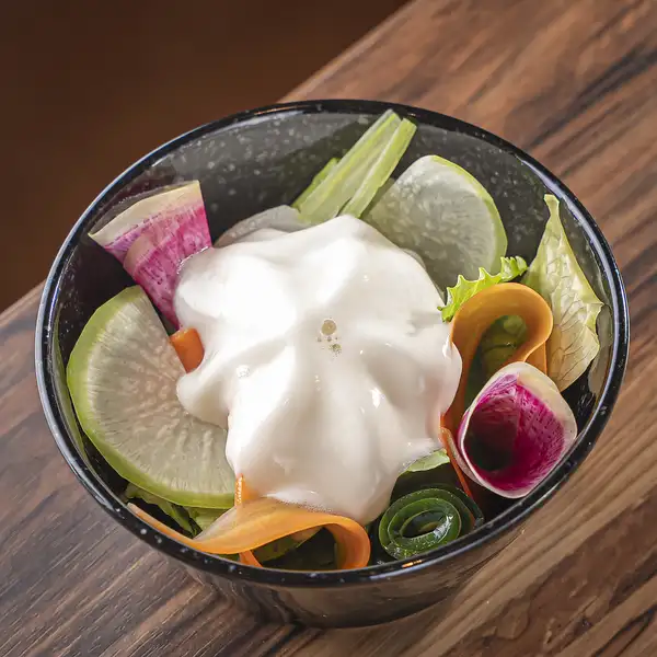 自家製こだわりドレッシングの彩りサラダ