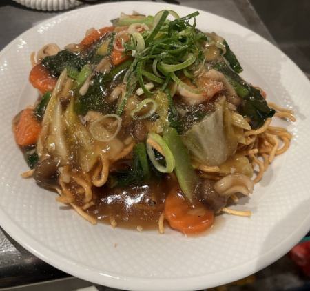 ミークロップラーナー（揚げそばの海老野菜あんかけ）