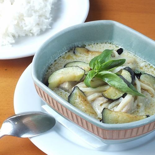 Gaeng Kyowan [Shrimp, Chicken, Pork] (Green Curry)