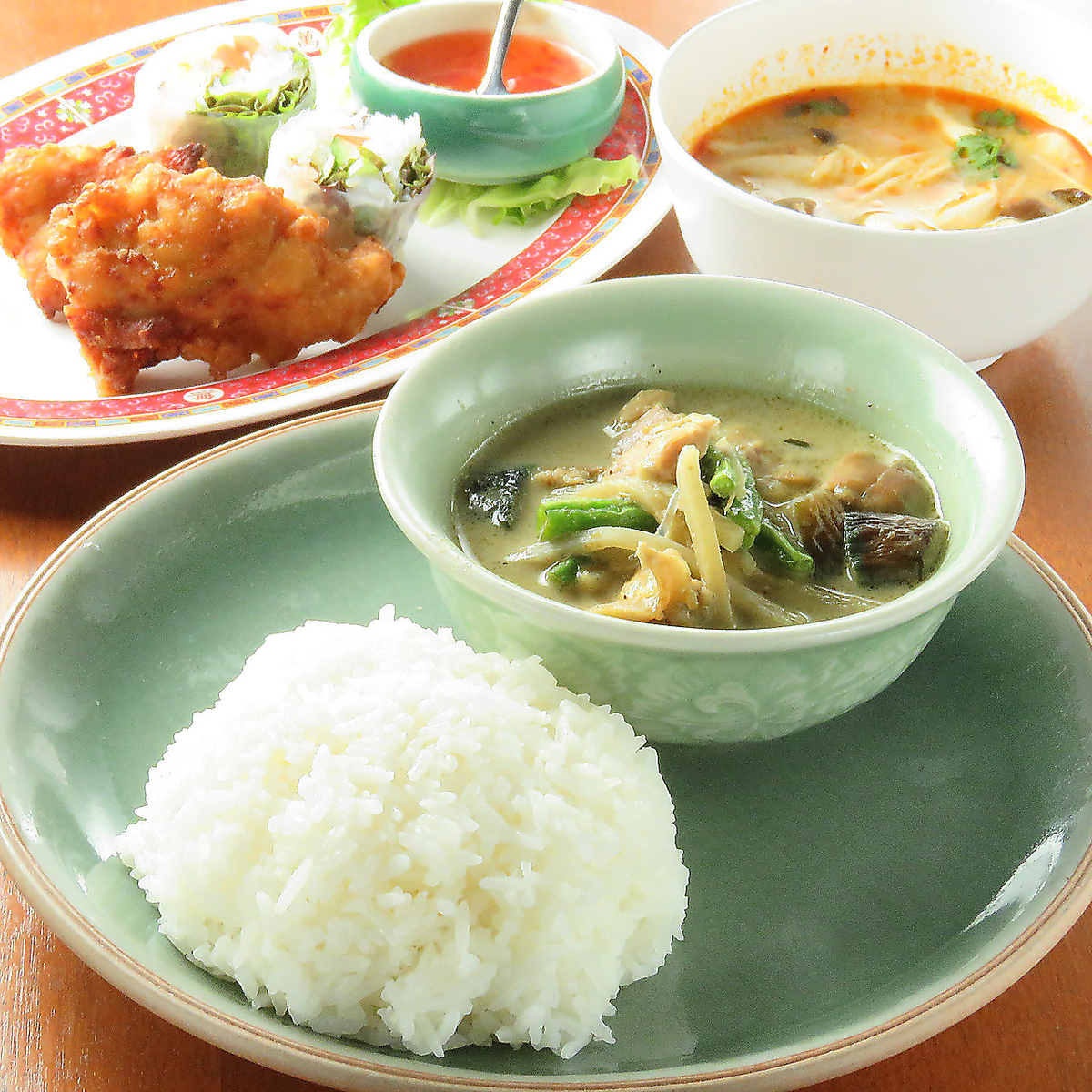 タイ旅のような本格的料理の愉しめるコースは御予約がおすすめ