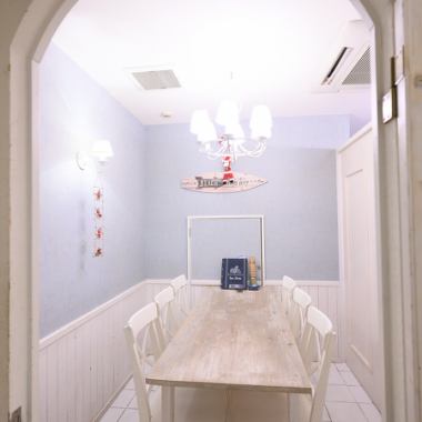 【개인실은 2분으로부터 이용 가능】여러가지 씬으로 이용하실 수 있는 개인실을 준비!데이트, 기념일·생일 등 프라이빗 술회에도 추천♪ 여자회에 추천 코스나 생일 축하에 추천의 알리고 & 플레이트 코스 등 다채로운 코스는 필견!