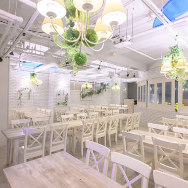 넓은 점내는 최대 60 명까지 이용하실 수 있으므로, 대인원의 연회에 최적! 프로젝터, 마이크, 빙고 등 연회가 고조되는 설비는 충실합니다! 용도에 맞추어 준비하고 있습니다 다채로운 코스를 취향에 맞추어 이용해 주십시오!