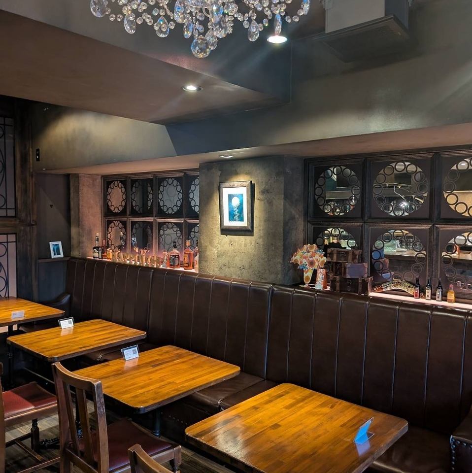 シックな雰囲気の店内で特別なひとときをお過ごしください。