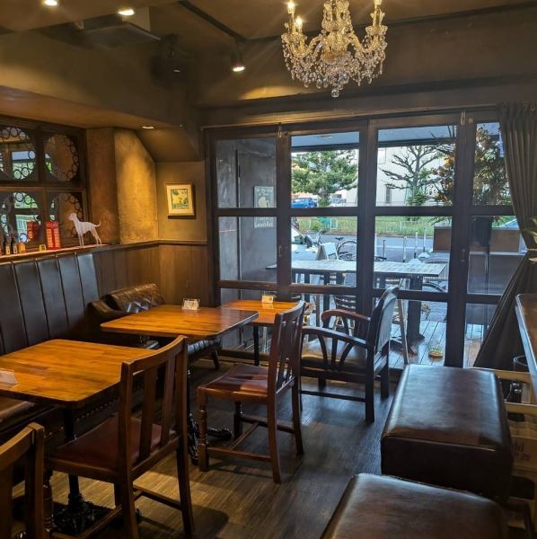 ご家族でのお食事などの普段使いからちょっとした宴会まで、シーンを問わずご利用いただけます。お仕事帰りのサク飲みやお一人様の気軽な一杯にも便利なカウンター席も完備！