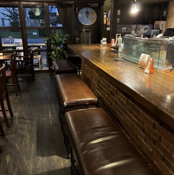 喧騒から離れた閑静な隠れ家のような店舗。小洒落た外観は元々ワインバーだった名残です。デートや女子会にもぴったりな雰囲気の中、ゆったりと穏やかなひとときをお過ごしください♪