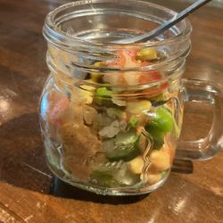 スプーンで食べる豆のサラダ