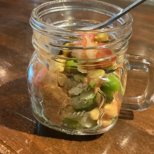 スプーンで食べる豆のサラダ